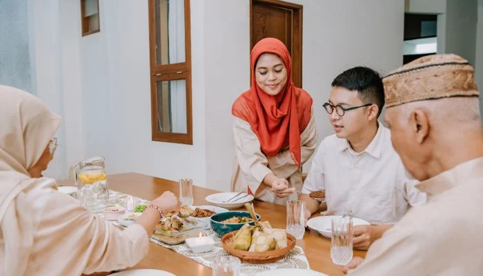 10 Alasan Pentingnya Makan Sahur dan Berbuka bersama Keluarga