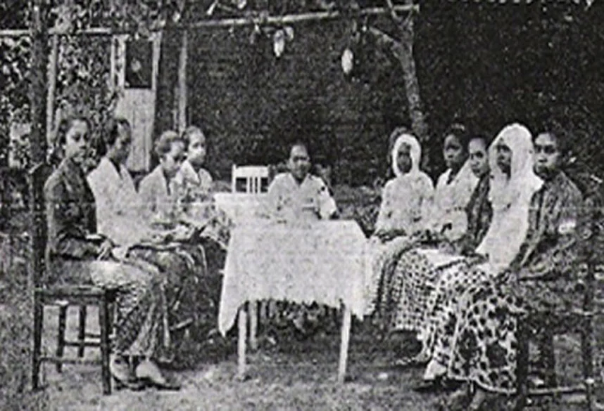 evolusi karakter wanita dalam sastra indonesia pada Masa Kolonial