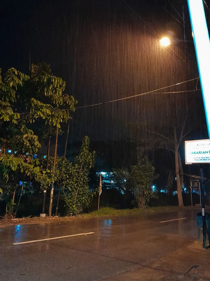 Kenapa Malam Hujan Menjadi Latar Ideal untuk Cerita Misteri?